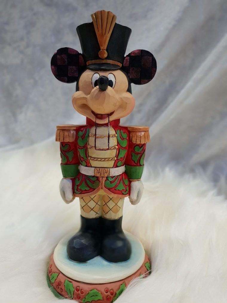 Mickey Casse Noisette – La Maison Du Père Noël serapportantà Maison De Mickey Noel