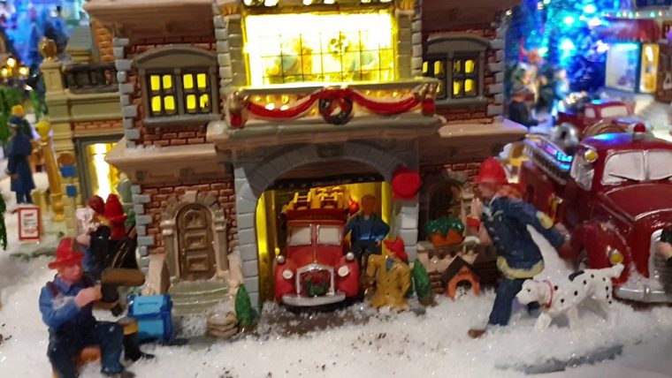 Mon Village De Noel Lemax 2019 Version Plein Jour – à Image Village De Noel