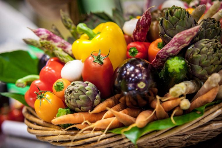 Panier De Fruits Et Légumes Bio – Business & Marchés tout Panier A Fruits