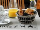 Petit Déjeuner À L'Hôtel La Licorne À Carnac Dans Le Morbihan tout Petit Dejeuner Image