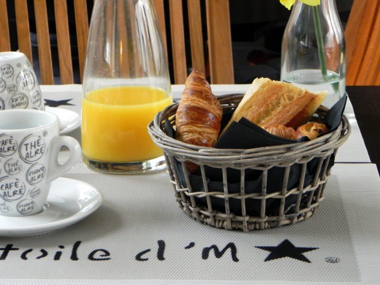 Petit Déjeuner À L'Hôtel La Licorne À Carnac Dans Le Morbihan tout Petit Dejeuner Image