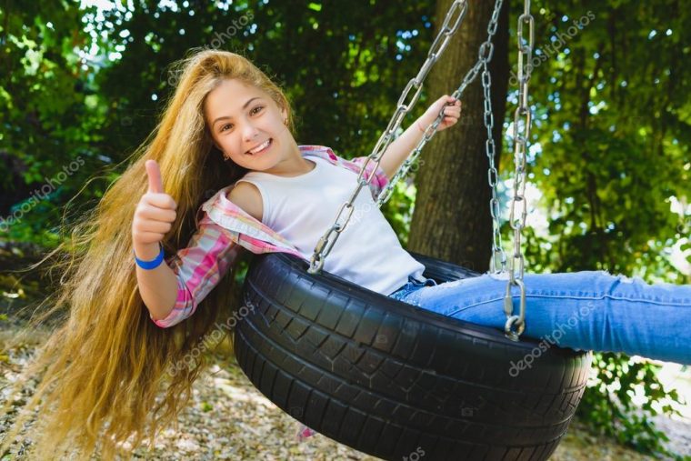 Petite Fille Au Terrain De Jeux. Enfant Qui Joue À L à Image Enfant Qui Joue