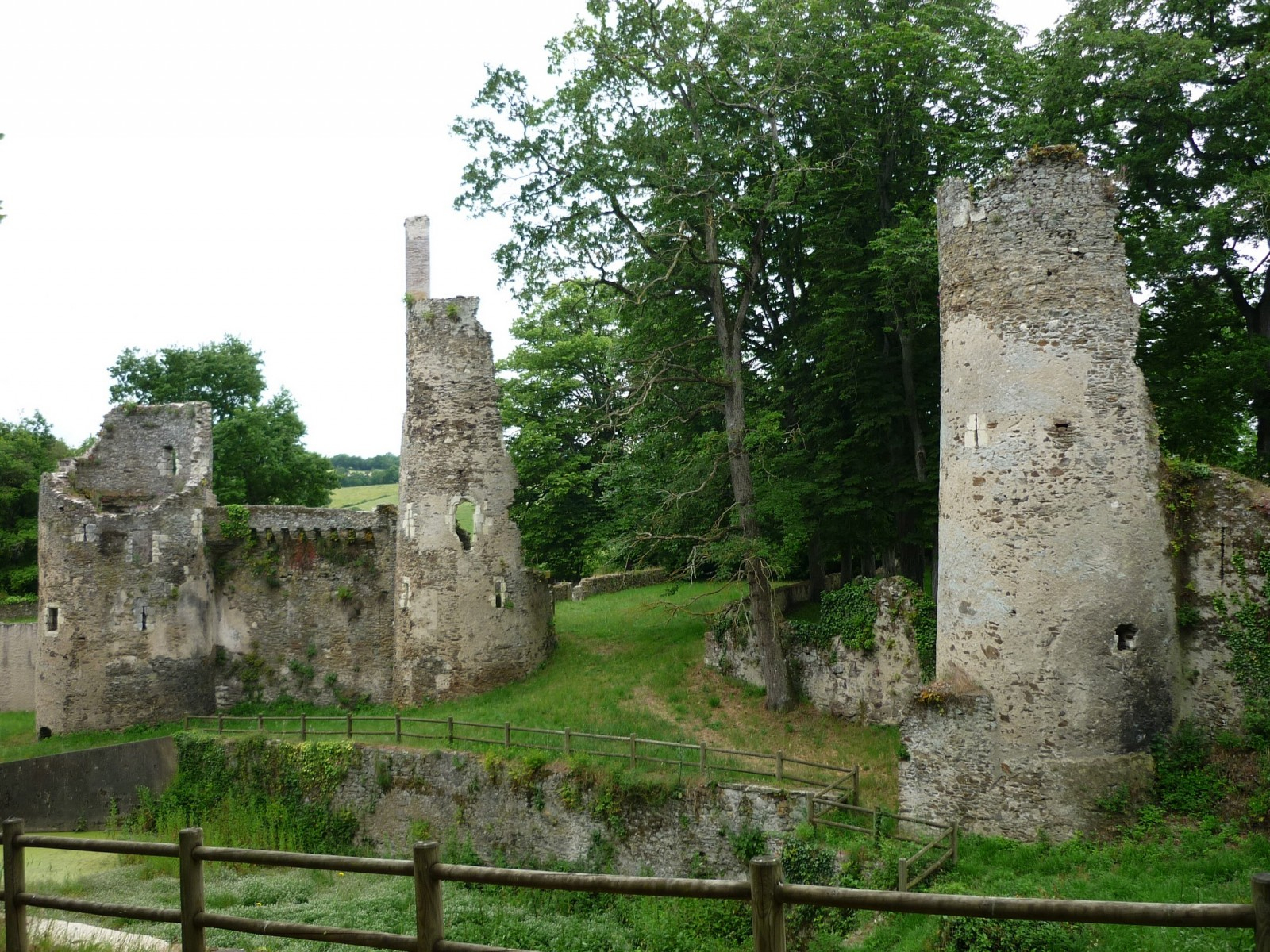 Photo : Anciennes Tours De L&amp;#039;Ancien Château Fort serapportantà Chateau Fort Description 