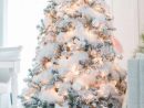 Sapins De Noël Blancs Comme Dans Les Contes De Fées serapportantà Image De Sapin De Noel Décoré