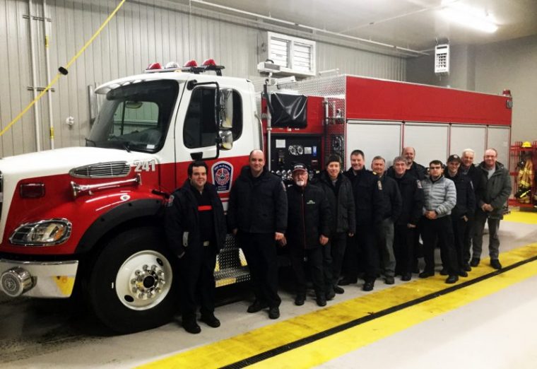 Ste-Élisabeth: Un Tout Nouveau Camion De Pompiers avec Un Camion De Pompier