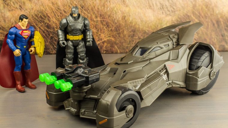 Super Héros Et Compagnie: Batman Vs Superman Batmobile encequiconcerne Superman Voiture