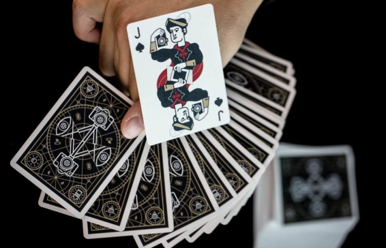 The Photography Deck : Un Jeu De Cartes Rempli D'Astuces dedans Arachnid Jeu De Cartes