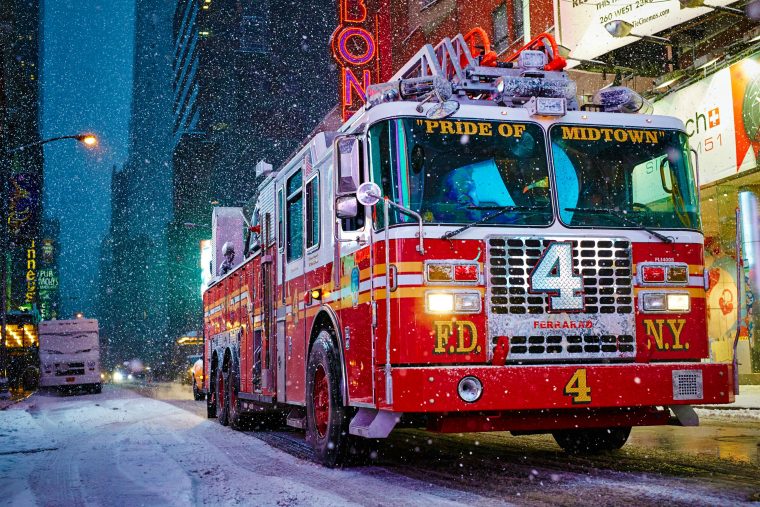 Un Camion De Pompiers Pendant La Tempête De Neige À New York destiné Voitures De Pompiers