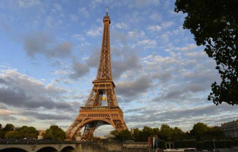 Un Éclair S'Abat Sur La Tour Eiffel, La Photo Fait Le Tour serapportantà Photo De La Tour Eiffel A Imprimer