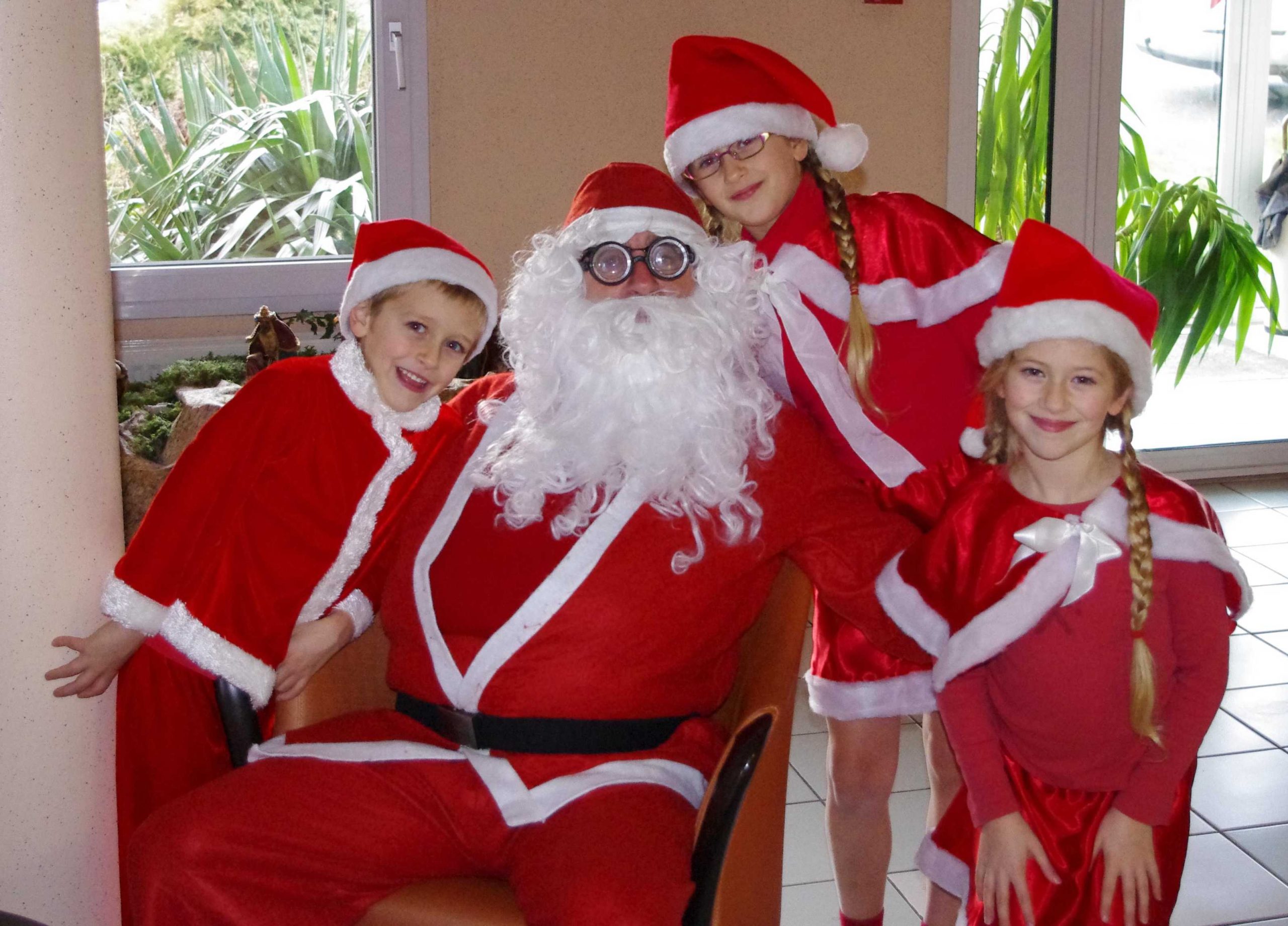 Visite Du Père Noël encequiconcerne Le Pere Noel Et Ses Lutins