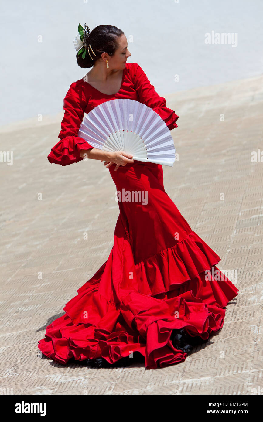 Woman Traditional Spanish Flamenco Dancer Dancing In A Red pour Danseuses Espagnoles 