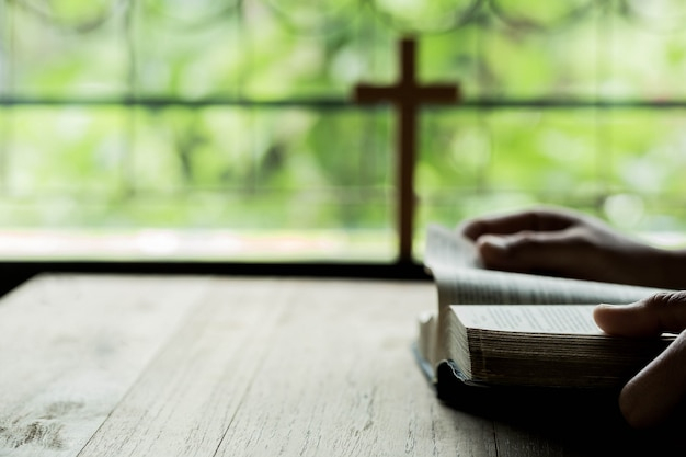 Croix Qui S'Ouvrent Au Dessus De La Bible Sur Une Table En Bois  Photo pour Image De La Bible Gratuite