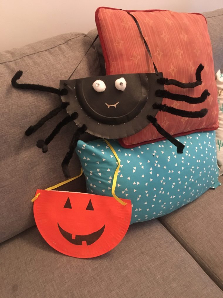 Diy Halloween – Les Petits Sacs À Bonbons – Une Araignée Au Plafond! intérieur Bricolage Halloween Pour Tout Petit