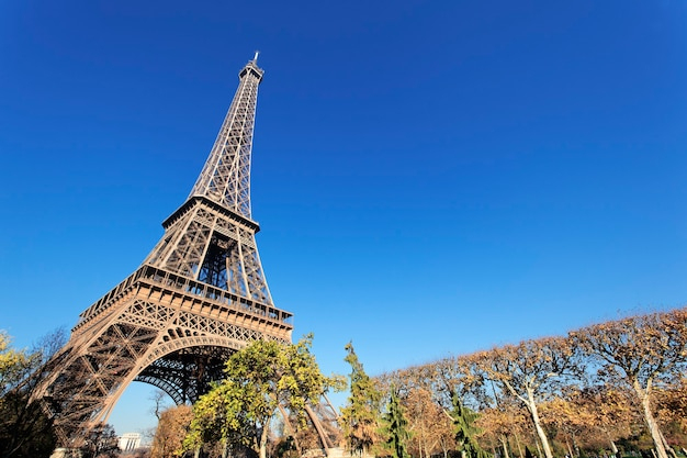 La Célèbre Tour Eiffel À Paris En Automne  Photo Gratuite encequiconcerne Tour Eiffel Photos Gratuites 