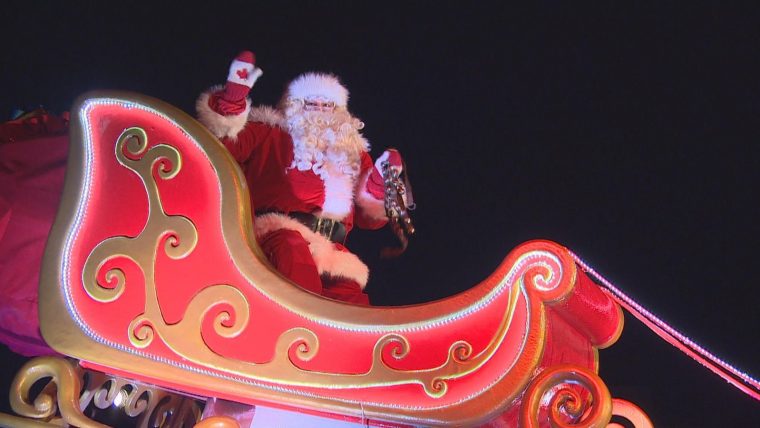 Le Père Noël Est À Winnipeg Samedi Avec Son Nouveau Traîneau  Ici tout Père Noël