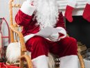 Père Noël Assis Dans Une Chaise Berçante Avec Liste De Souhaits Et intérieur Image Père Noël Gratuite