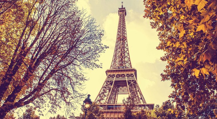 Zoom Sur La Tour Eiffel, Un Monument Que Le Monde Entier Vient Visiter à Tour Eiffel Photos Gratuites