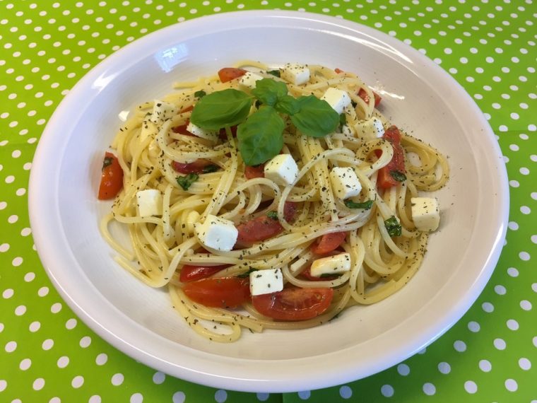 spaghetti mit mozzarella und tomaten