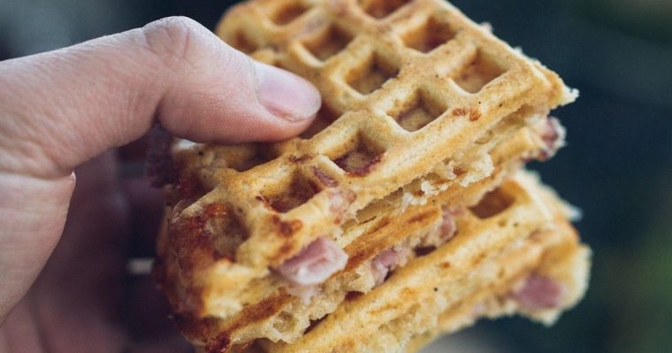 herzhafte waffeln mit schinken und käse