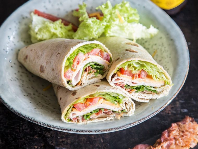 tortilla wrap mit ei in der pfanne