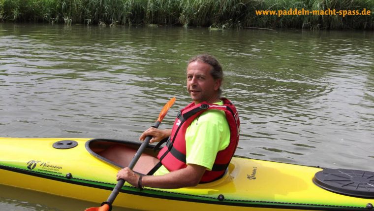 wassersport in kleinen kanus mit doppelpaddel