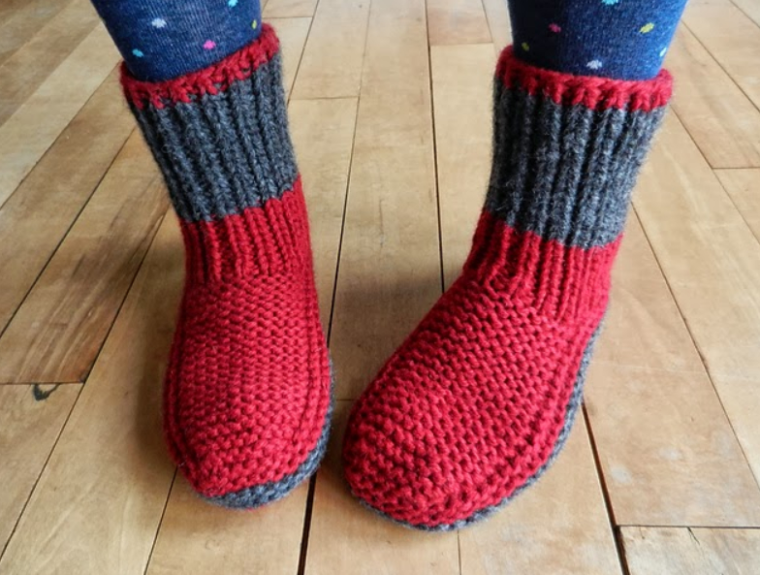 1001 Pantoufles Au Tricot  Crochet Socks, Knitted Slippers, Knitting concernant Modèles Gratuits Chaussons Adultes