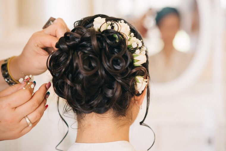 25 Coiffures De Mariée Avec Cheveux Bouclés concernant Coiffure Mariée Cheveux Bouclés