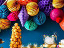 Boules De Papier Colorées Sur Fond De Mur Bleu, Table Candy Bar Avec tout Décorations Nouvel An tutoriel