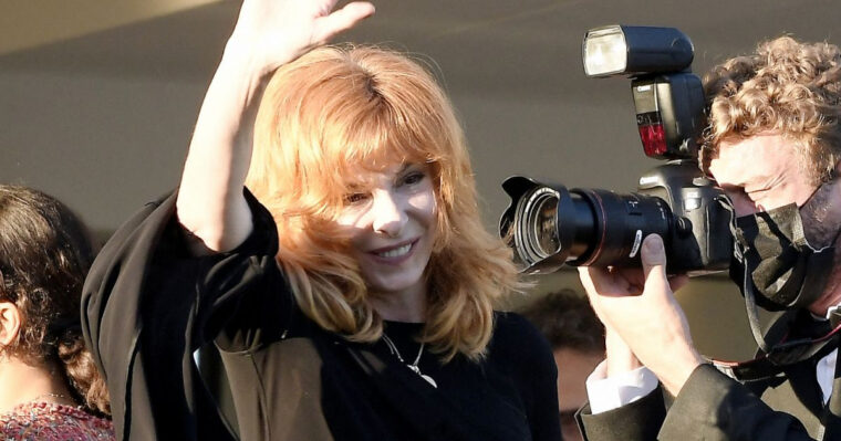 Cannes 2021 : Mylène Farmer Tout Sourire Pour Sa Première Apparition Au dedans Mylene Farmer Sans Maquillage génial