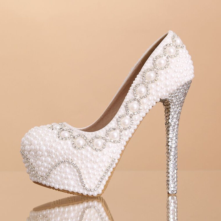 Chaussure De Mariée Magnifique Recouvert De Perles Et Strass Escarpin destiné Chaussures De Mariée Élégantes Et Originales