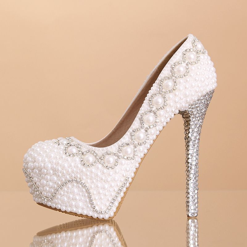 Chaussure De Mariée Magnifique Recouvert De Perles Et Strass Escarpin destiné Chaussures De Mariée Élégantes Et Originales 