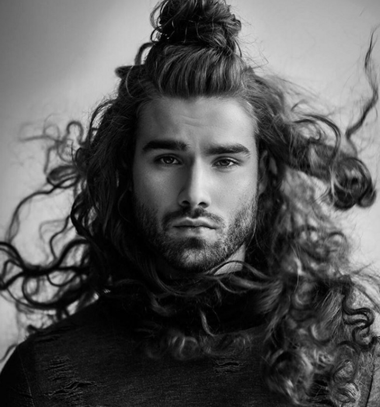 Cheveux : 40 Idées Coiffures Cheveux Longs Pour Homme Tendance 2019 concernant Cheveux Bouclés Homme fascinant