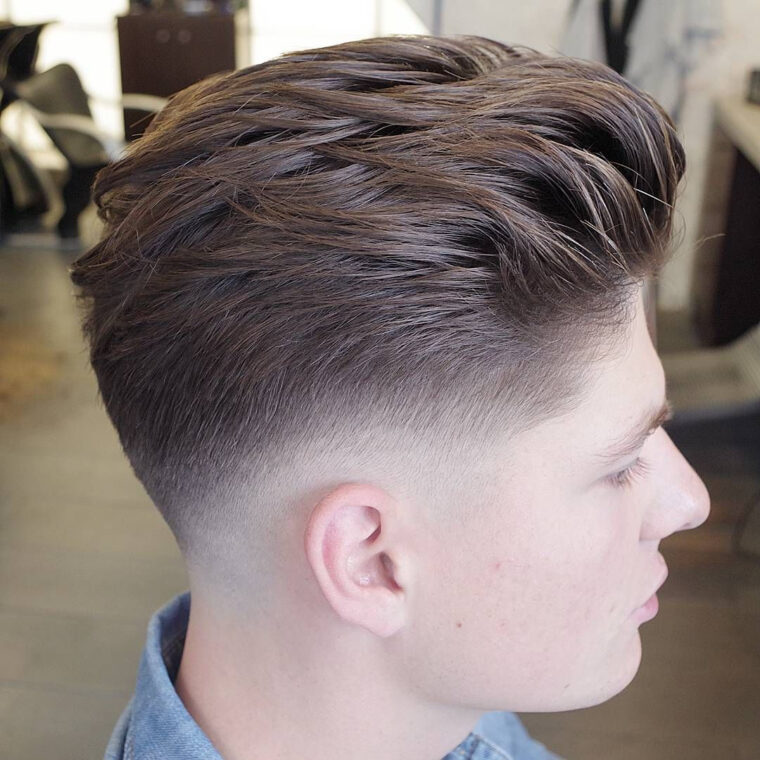 Cheveux Brossés En Arrière + Dégradé À Blanc Bas – Coupe De Cheveux avec Coupe Homme Degradé Bas