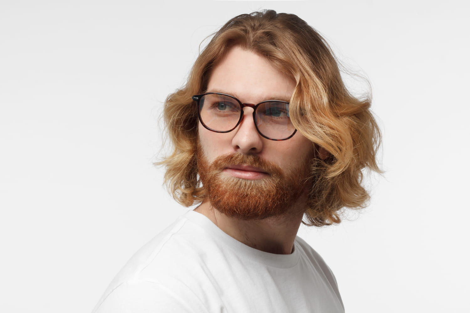 Cheveux Mi-Longs Homme : Coiffures Et Conseils Pour Les Entretenir pour Coupe Cheveux Homme Mi Long tutoriel 