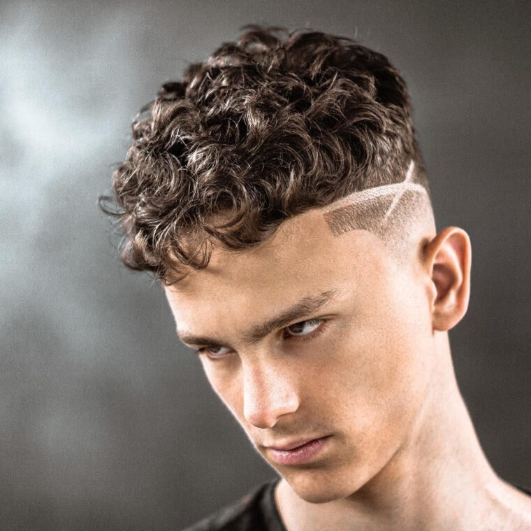 Crop Sur Cheveux Bouclés + Raie Créative – Coupe De Cheveux Homme serapportantà Coupe De Cheveux Garçon Dégradé génial