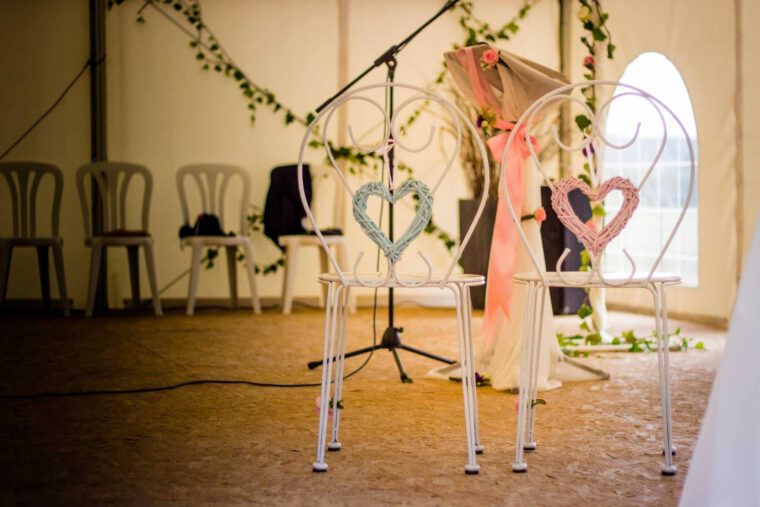 Décoration Salle De Cérémonie Laïque, Chaises Des Mariés – Le Clos pour Décoration Cérémonie Laique fascinant