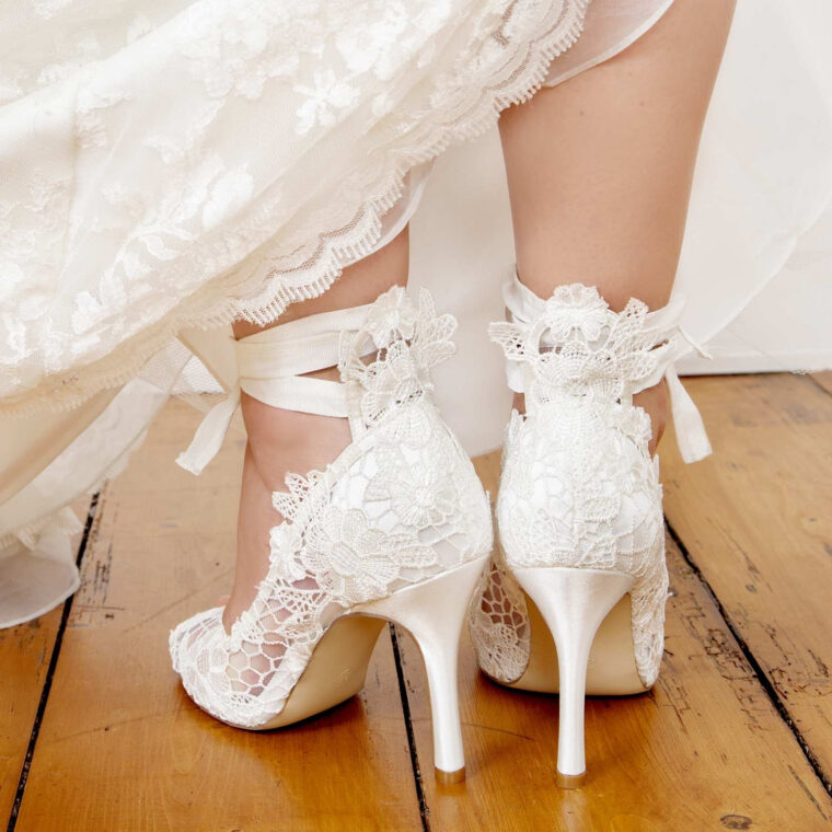 Escarpins Mariage En Dentelle Avec Ruban – Instant Précieux serapportantà Chaussures De Mariée Élégantes Et Originales