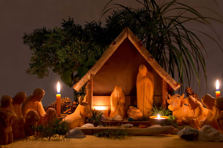 Fabriquer Une Creche De  En Bois Grandeur Nature – Swiss City avec Activité Noel Creche