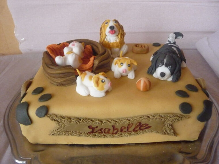 Gâteau Famille De Chiens – Photo De Gâteaux Rigolos Et Gâteaux 2D, 3D destiné Gateaux Rigolos Animaux