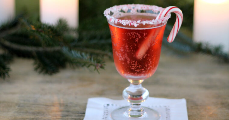 Jenny Steffens Hobick: Candy Cane Cranberry Cocktail  Holiday Cocktail intérieur Cocktail Bonbon Candy Cane Spritzer Cocktail intéressant