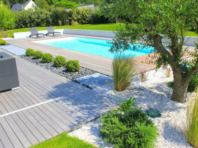 La Piscine Paysagée Par L'Esprit Piscine – 9,5 X 4 M Revêtement Blanc concernant Piscine Avec Plage génial