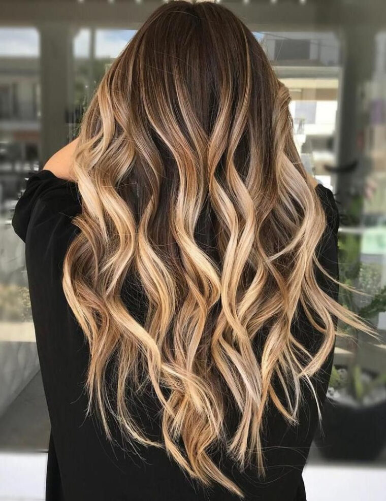 Le Balayage Blond – La Tendance La Plus Populaire De L'Été – Coiffures avec Meche Blond Sur Chatain génial