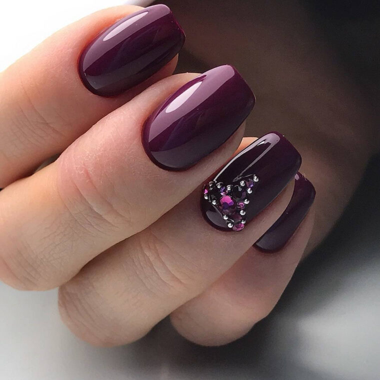 Ongle En Gel Hiver : Les Couleurs Et Les Motifs À Privilégier Cette Année serapportantà Ongle Avec Strass fascinant