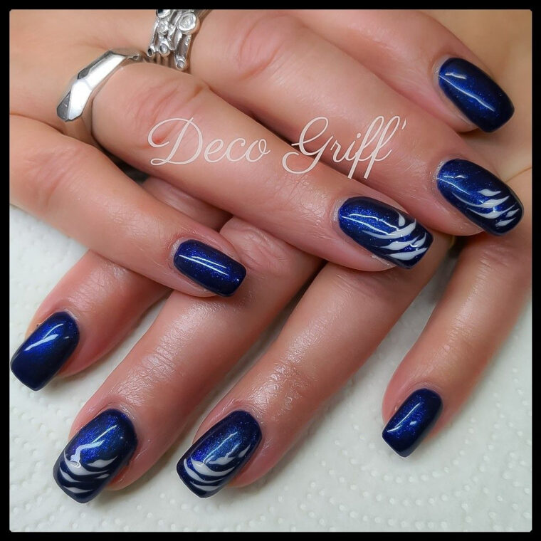 Ongle Plein, Bleu Électrique  Vernis À Ongles, Ongles Bleus Et Blancs serapportantà Ongle Bleu Nuit