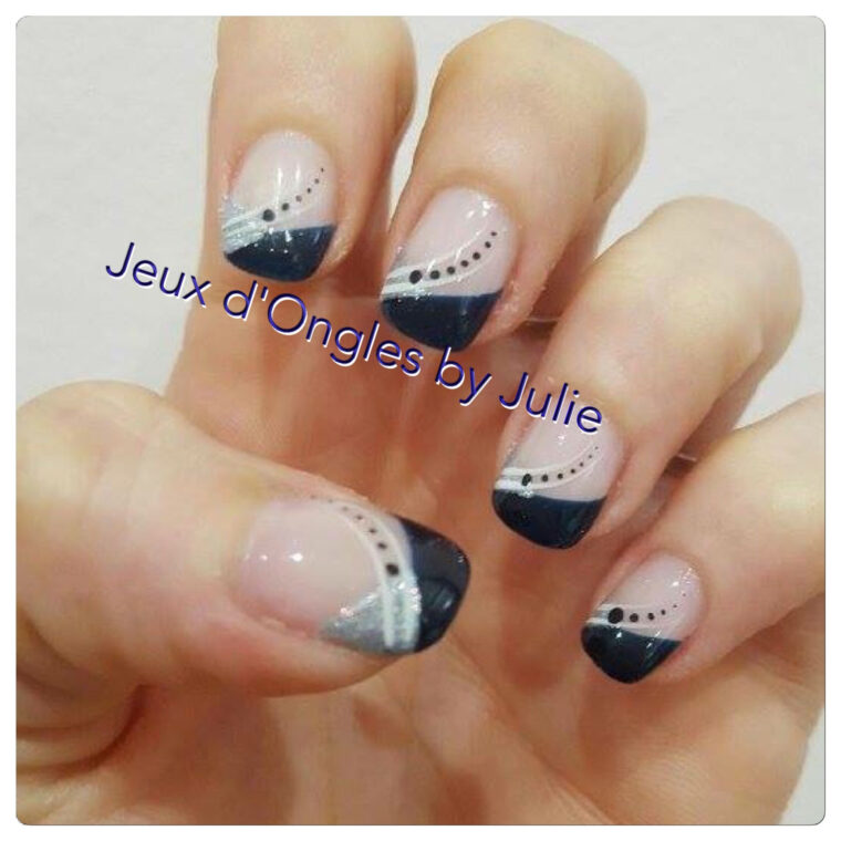 Ongles En Gel Argenté Astral Et Bleu Nuit Avec Petites Décorations avec Ongle Bleu Nuit vous pouvez essayer