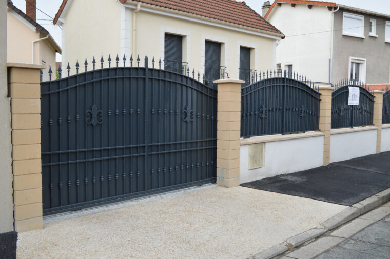 Portail Coulissant Et Barrière En Acier Forgé .  Portail, Maisons serapportantà Portail Fer Forgé