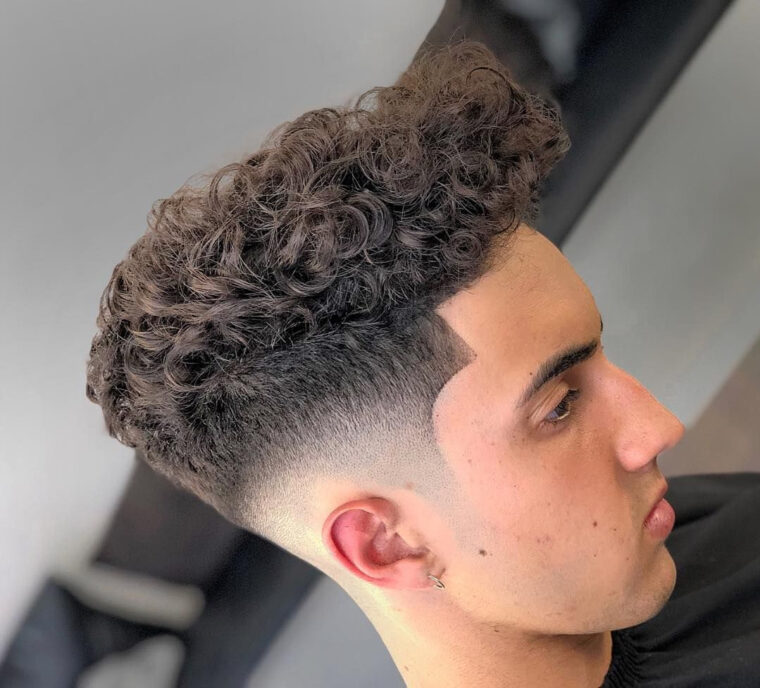 Quiff Sur Cheveux Bouclés + Dégradé Haut – Coupe De Cheveux Homme avec Coupe Cheveux Homme 2023 vous pouvez essayer