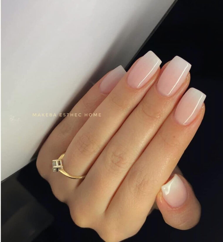 Tendance Milky Nails. Ongles Blancs. Vernis À Ongles Blanc Brillant destiné Blanc Laiteux Ongles vous pouvez essayer