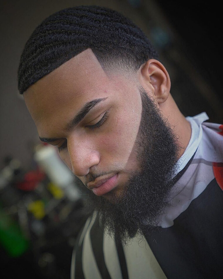 Waves + Dégradé Aux Tempes + Barbe Déconnectée – Coupe De Cheveux Homme avec Dégradé Homme Noir