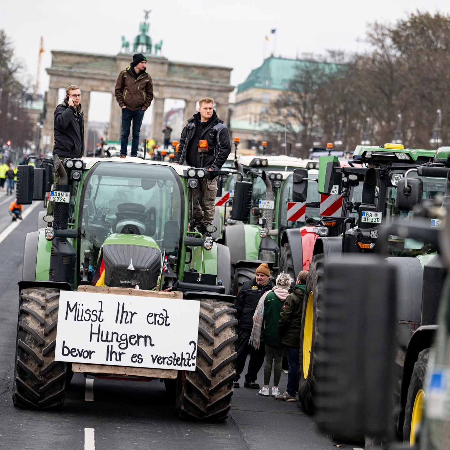 Subventionsstreichungen: BW-Landwirte protestieren in Berlin - SWR Aktuell